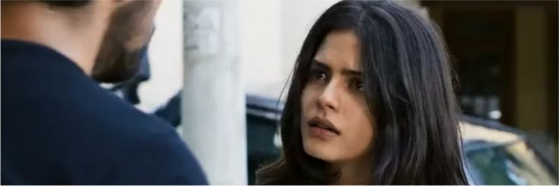 Laila (Julia Dalavia) fica irritada, mas aceita continuar com projeto — Foto: TV GLOBO