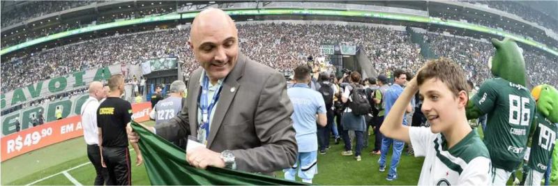 Maurício Galiotte desfila com bandeira do Palmeiras na comemoração do décimo título brasileiro da história do clube