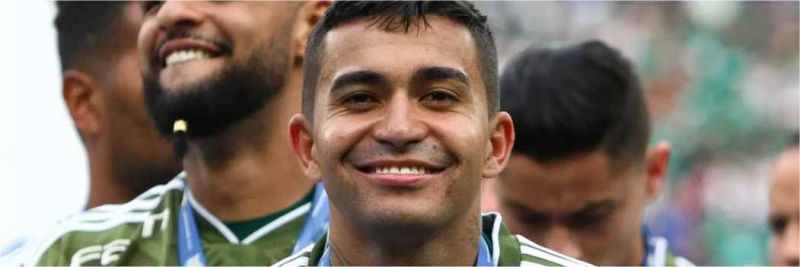 Dudu, do Palmeiras, exibe medalha de campeão brasileiro; Galiotte quer segurá-lo no elenco 