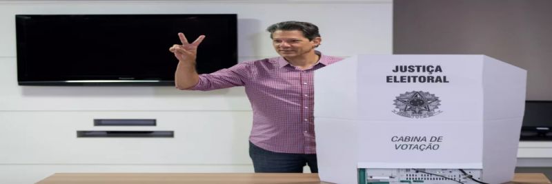 O candidato Fernando Haddad (PT), durante votação no primeiro turno, em escola de São Paulo 