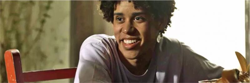 Feijão (Cauê Campos) mente para Gabriel (Bruno Gagliasso) e diz que dormiu nos arredores da fonte, em 'O Sétimo Guardião' — Foto: TV Globo