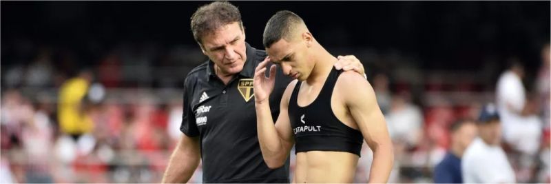 Antony sentiu fraqueza no clássico e conversou com Cuca na saída de campo no intervalo — Foto: Marcos Ribolli