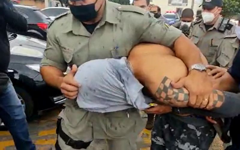 Homem de 28 anos é preso suspeitHomem de 28 anos é preso suspeito de vender doses da vacina Coravac em Senador Canedo, Goiás — Foto: Fábio Castro/TV Anhanguerao de vender doses da vacina Coravac em Senador Canedo, Goiás — Foto: Fábio Castro/TV A