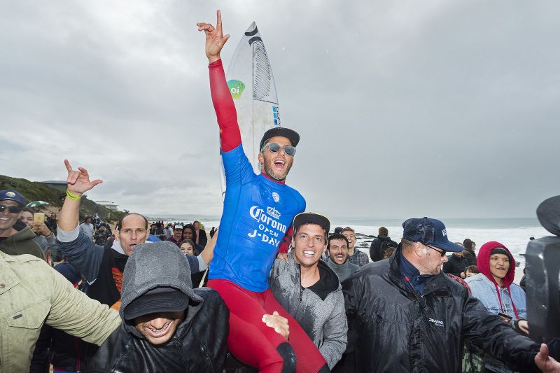 Após punição, Filipe Toledo dá volta por cima, bate português e é campeão em J-Bay