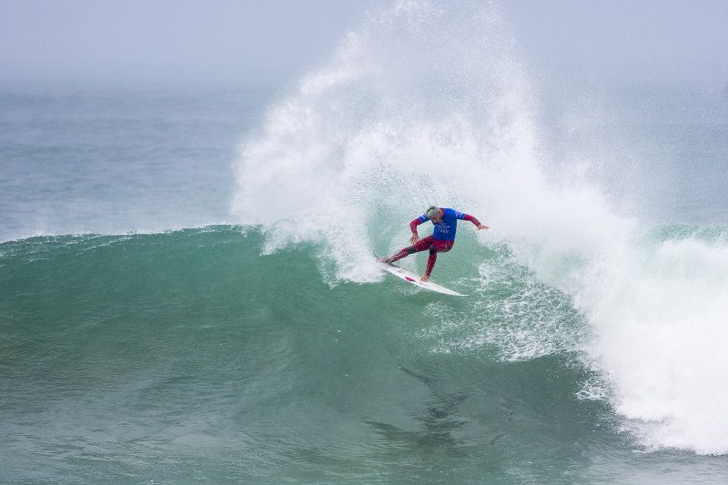 Após punição, Filipe Toledo dá volta por cima, bate português e é campeão em J-Bay