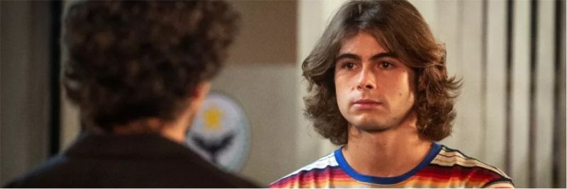 João (Rafael Vitti) vai visitar Jerônimo (Jesuíta VBarbosa) na cadeia e se declara ao irmão em 'Verão 90' — Foto: Isabella Pinheiro/Gshow
