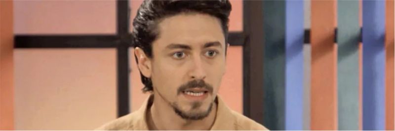 Em 'Verão 90', Jerônimo (Jesuíta Barbosa) chama Vanessa (Camila Queiroz) para apresentar um novo programa na PopTV — Foto: Globo