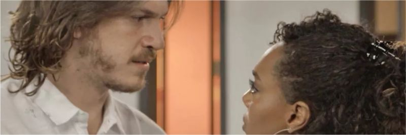 Quinzinho (Caio Paduan) cobra atenção de Dandara (Dandara Mariana) em 'Verão 90' — Foto: Globo