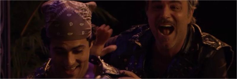 Murilo Fraga (Marcelo Vale) filma Tigres Siberianos sem as fantasias e descobre quem eles são, em 'Verão 90' — Foto: TV Globo
