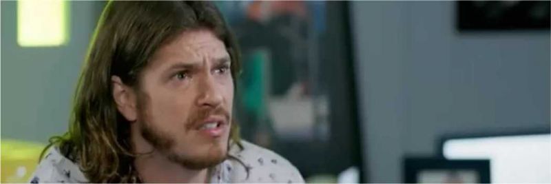 Quinzinho (Caio Paduan) não consegue esquecer Dandara (Dandara Mariana) em 'Verão 90' — Foto: Globo