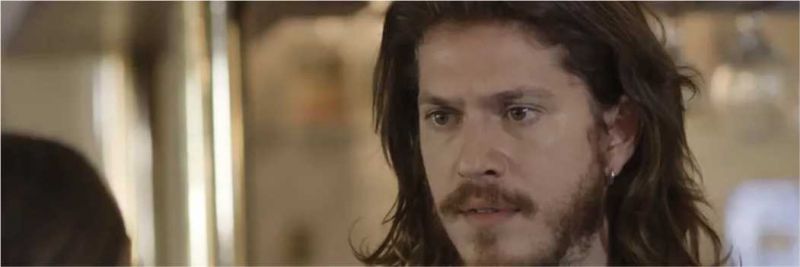 Quinzinho (Caio Paduan) descobre que é pai do filho de Dandara (Dandara Mariana) em Verão 90 — Foto: Globo