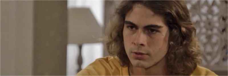 João (Rafael Vitti) é procurado por Magaiver (Ricardo Vianna), em 'Verão 90' — Foto: TV Globo