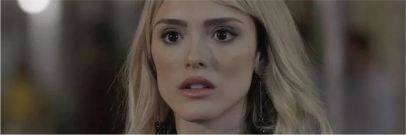 Manuela Renata (Isabelle Drummond) aparece no apartamento de João (Rafael Vitti) e flagra Moana (Giovana Cordeiro) no local, em 'Verão 90' — Foto: TV Globo