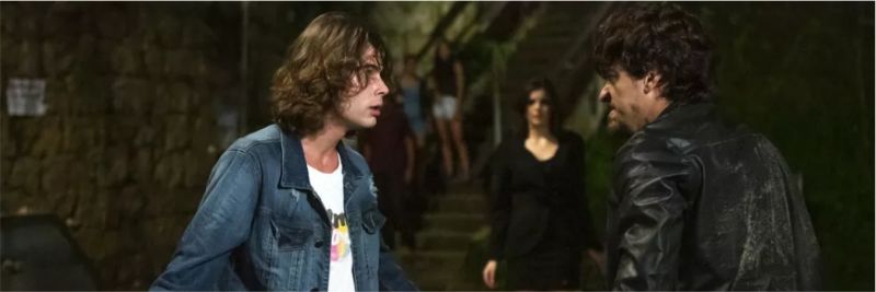 João (Rafael Vitti) confronta Jerônimo (Jesuíta Barbosa) e tenta impedi-lo de fugir na novela 'Verão 90' — Foto: Isabella Pinheiro/Gshow