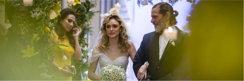 Manu (Isabelle Drummond) caminha até o altar acompanhada por Jofre (Luiz Henrique Nogueira) — Foto: Artur Meninea/Gshow