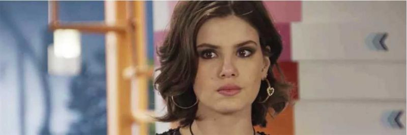 Vanessa (Camila Queiroz) é acusada de saber a verdade sobre o que aconteceu com Nicole (Barbara França) na noite da sua morte, em 'Verão 90' — Foto: TV Globo