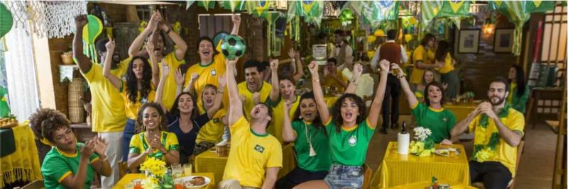 Amigos e familiares se reúnem para comemorar casamento de Janaína (Dira Paes) e Raimundo (Flávio Tolezani) e assistir a estreia da Seleção Brasileira na Copa do Mundo de 1994; em 'Verão 90' — Foto: Artur Meninea/Globo