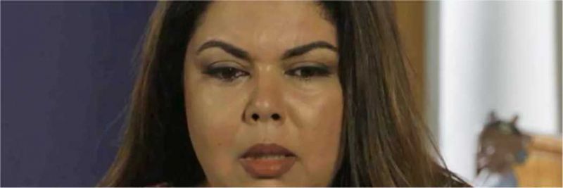 Madá (Fabiana Karla) tem visão sobre o dia da morte de Nicole (Barbara França), em 'Verão 90' — Foto: Globo