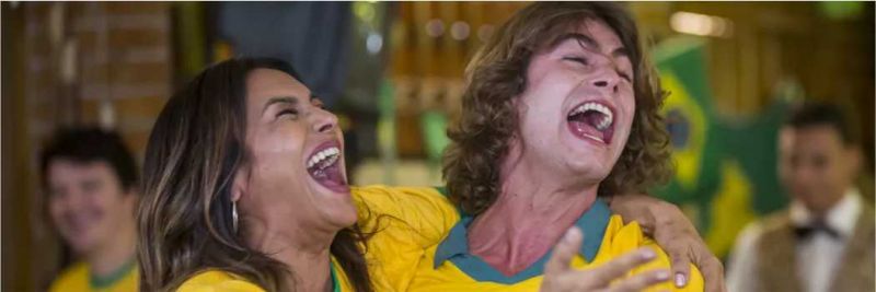 Janaína (Dira Paes) e João (Rafael Vitti) comemoram estreia do Brasil na Copa do Mundo de 1994, em 'Verão 90' — Foto: Artur Meninea/Globo