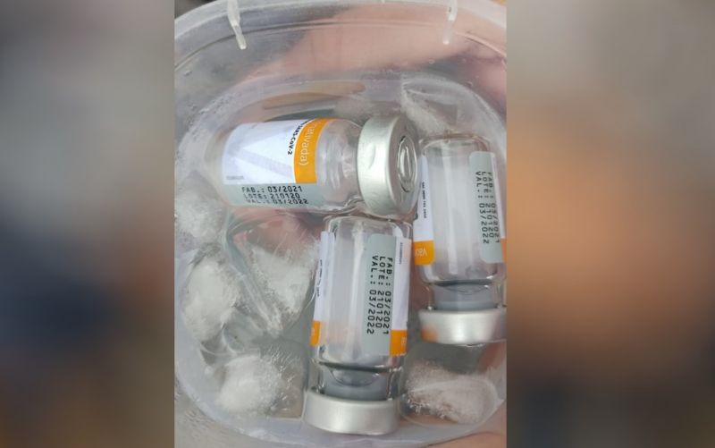 Ampolas de CoronaVac apreendidas com suspeito eram guardadas em pote de plástico com gelo — Foto: Divulgação/Polícia Militar