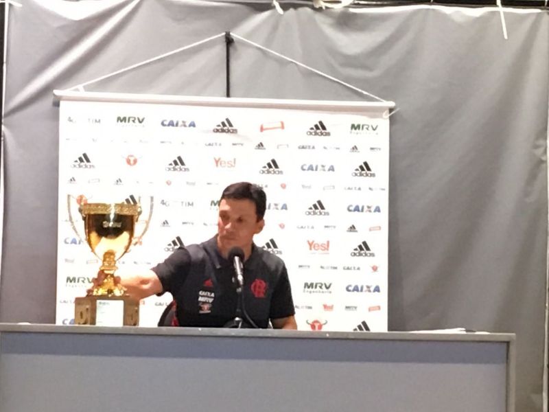Zé Ricardo agradece a diretoria, jogadores e torcida após saída do Flamengo